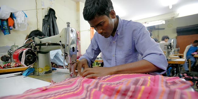 Man working at his sawing machines. Illustration for the Dutch Agreement on Sustainable Garments and Textile.
